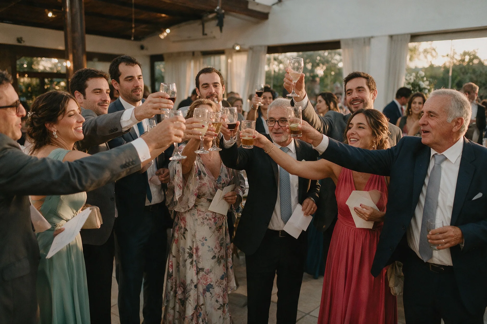 Los invitados brindan en la fiesta