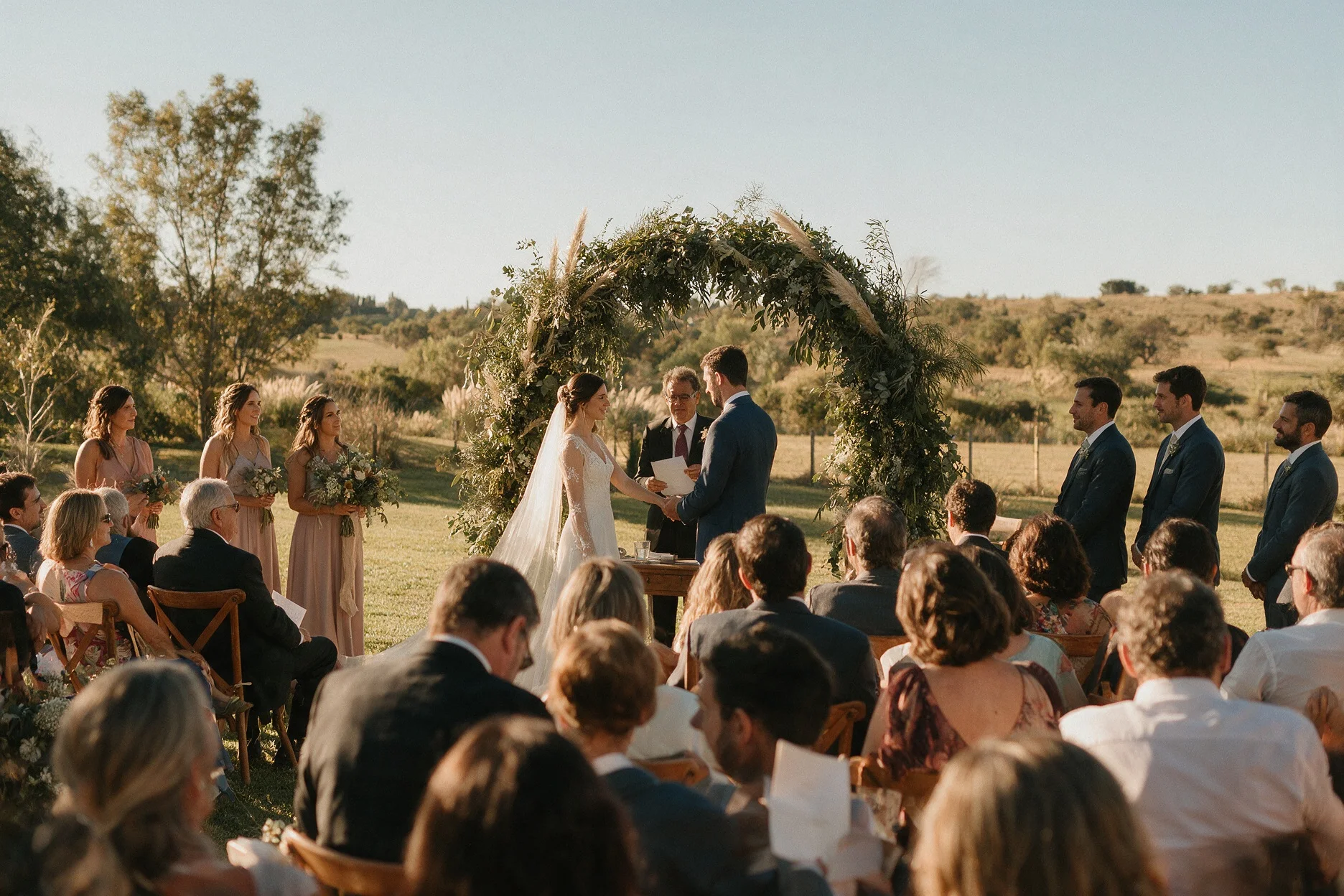 Ceremonia de casamiento al aire libre, con los invitados sentados