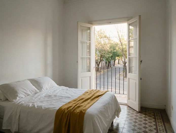 Habitación Doble con el balcón abierto a una calle arbolada