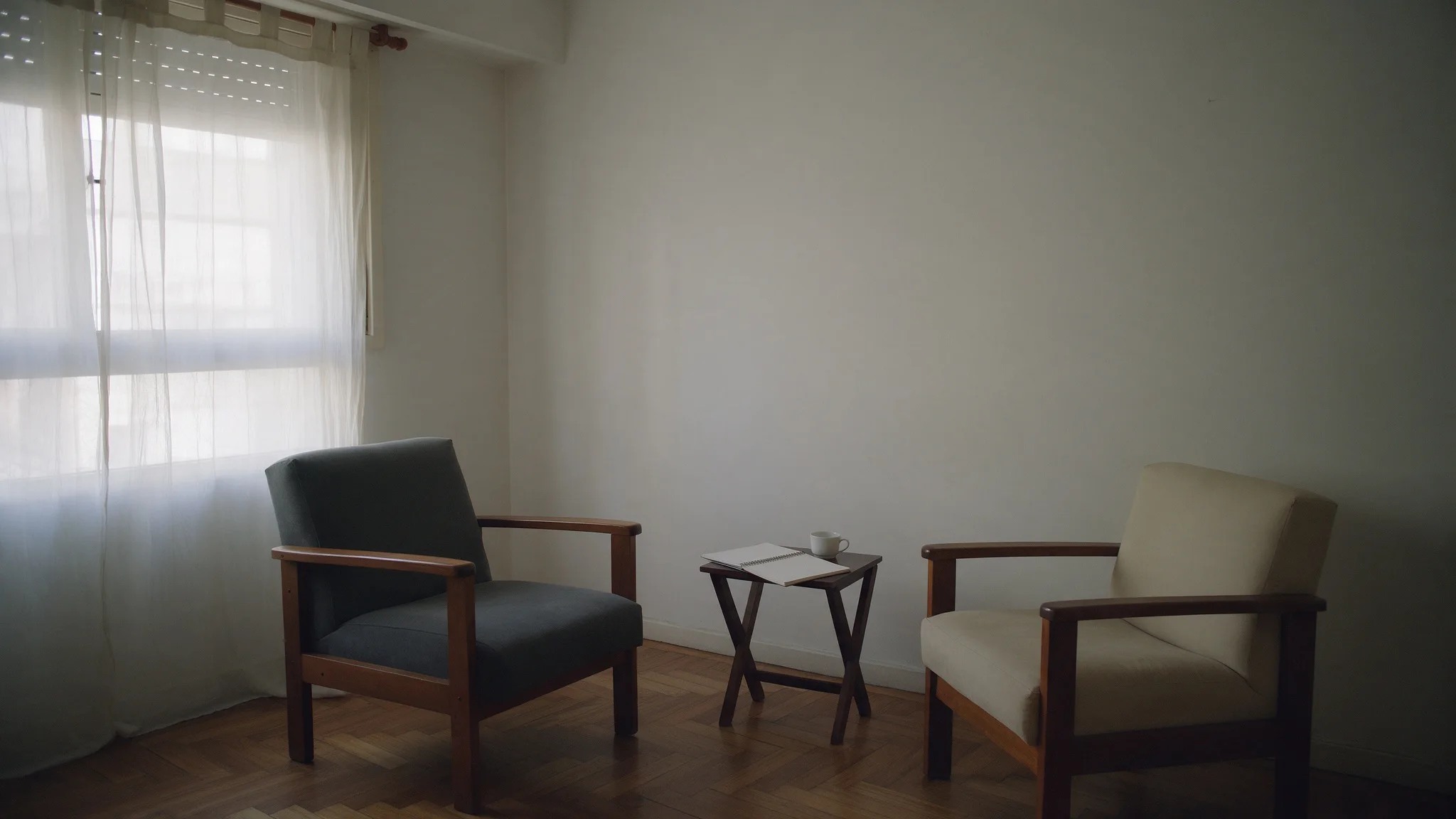 El consultorio de [NOMBRE]: dos sillones y luz de la mañana